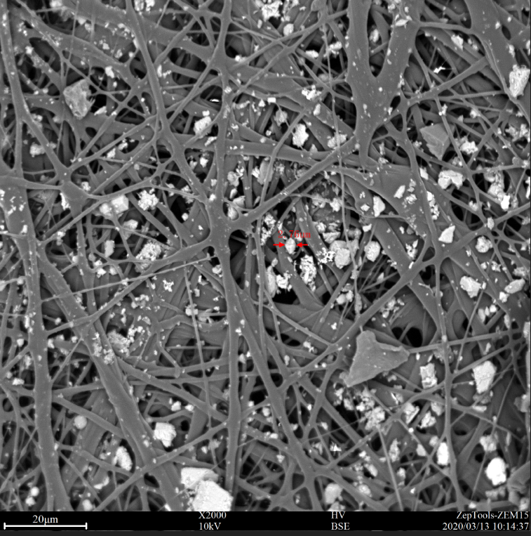 模擬高污染環(huán)境下佩戴過(guò)的口罩中間過(guò)濾層的掃描電鏡圖片 模擬高污染環(huán)境下佩戴過(guò)的口罩中間過(guò)濾層的掃描電鏡圖片